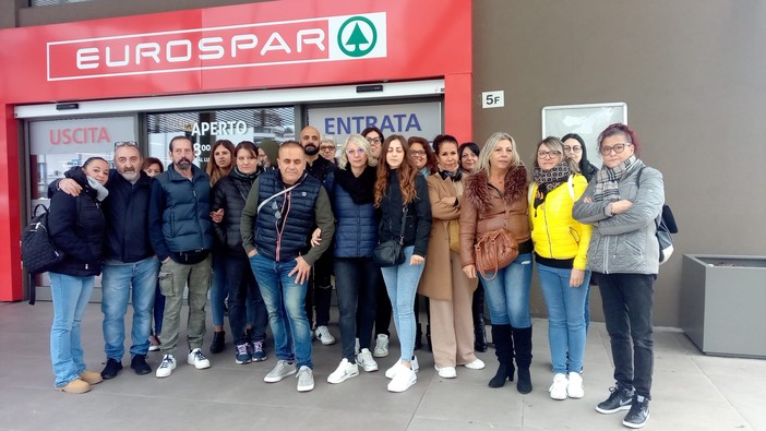 In viale Belforte la protesta dei lavoratori di Eurospar: «Senza stipendio, temiamo di essere licenziati»