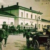 LA VARESE NASCOSTA. Davanti alla stazione con il calesse. Una cartolina dal 1907