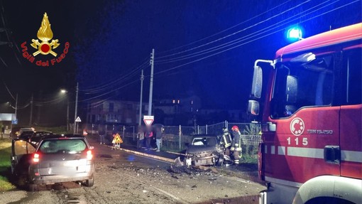 FOTO. Pauroso frontale a Malgesso: conducente incastrato in auto, è grave