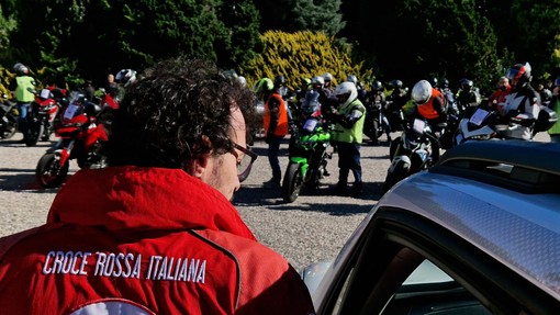 Un Moto Giro da incorniciare: un rombo di solidarietà con la Croce Rossa di Varese