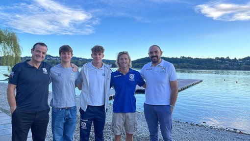 Pierpaolo Frattini (ultimo a destra) con i due allenatori Luca Mulas e Nicolò Demiliani e i direttori sportivi Michele Morello ed Emanuele Radice