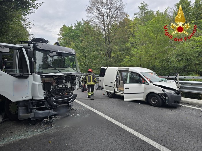 Scontro tra un camion e un furgone sulla statale 394: un ferito a Germignaga