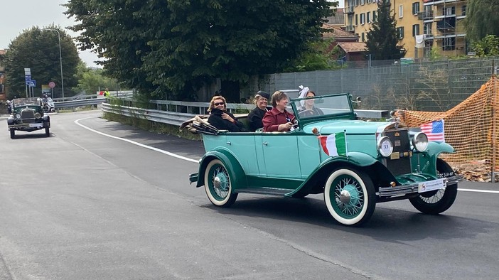 FOTO e VIDEO - Le auto storiche entrano in Varese per festeggiare i 100 anni dell'A8