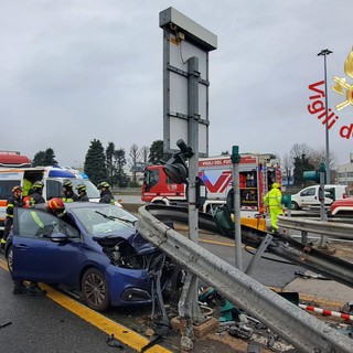 Auto finisce contro la cuspide del casello sull'A9 a Grandate: un ferito grave