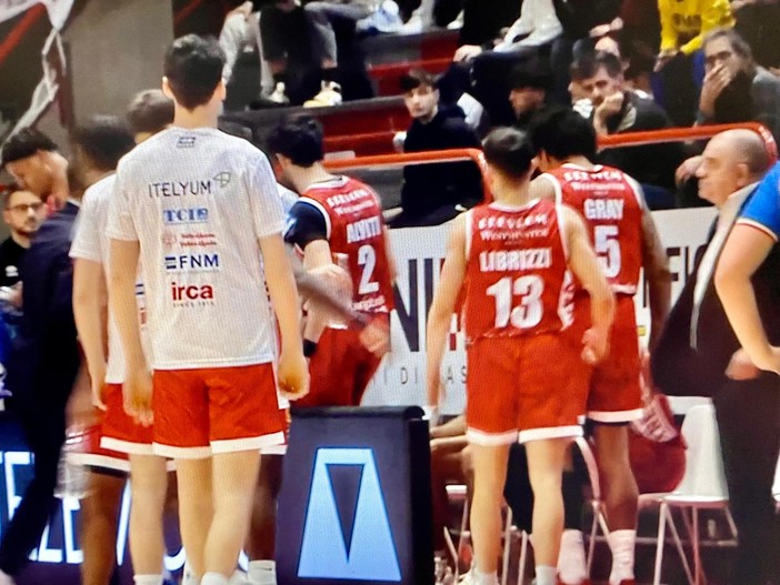 La squadra durante un timeput a Pistoia