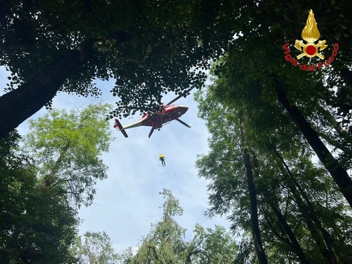 FOTO. Disperso nel bosco in Val Veddasca: salvato dall'elicottero dei vigili del fuoco