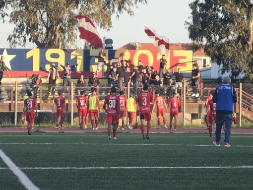 Il saluto finale dei biancorossi alla curva a Vado