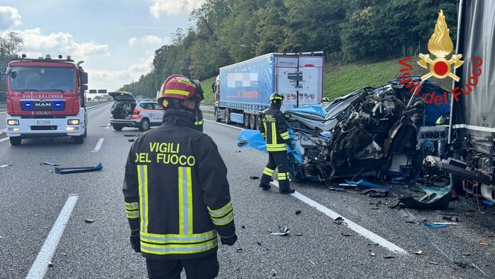 Scontro tra camion sull'A9: un ferito e autostrada chiusa