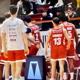 La squadra durante un timeput a Pistoia