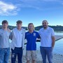 Pierpaolo Frattini (ultimo a destra) con i due allenatori Luca Mulas e Nicolò Demiliani e i direttori sportivi Michele Morello ed Emanuele Radice