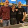 Elio, a sinistra, insieme a Serena e Manuel, parte della squadra che gestisce il bar-ristorante del Campus