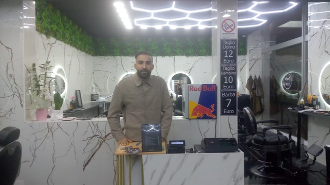 Nabil Serbouti nel suo Total Look Barber in via Cavour a Varese