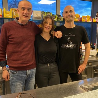 Elio, a sinistra, insieme a Serena e Manuel, parte della squadra che gestisce il bar-ristorante del Campus