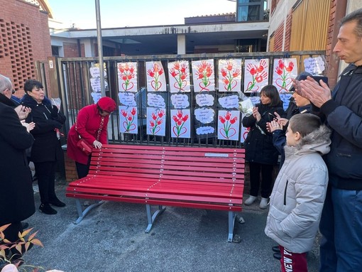 FOTO e VIDEO - La panchina rossa, il suo sorriso, l’appello: «Mai più un’altra Valentina»