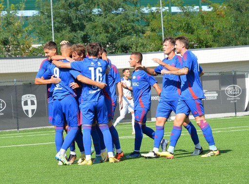 La gioia rossoblù dopo il gol di Bertoli contro l'Arconatese