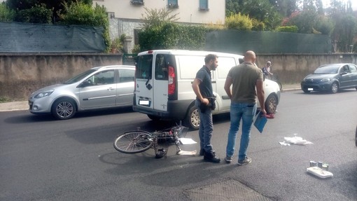 Allarme anche in via Crispi: ciclista 60enne urta contro un furgone e cade