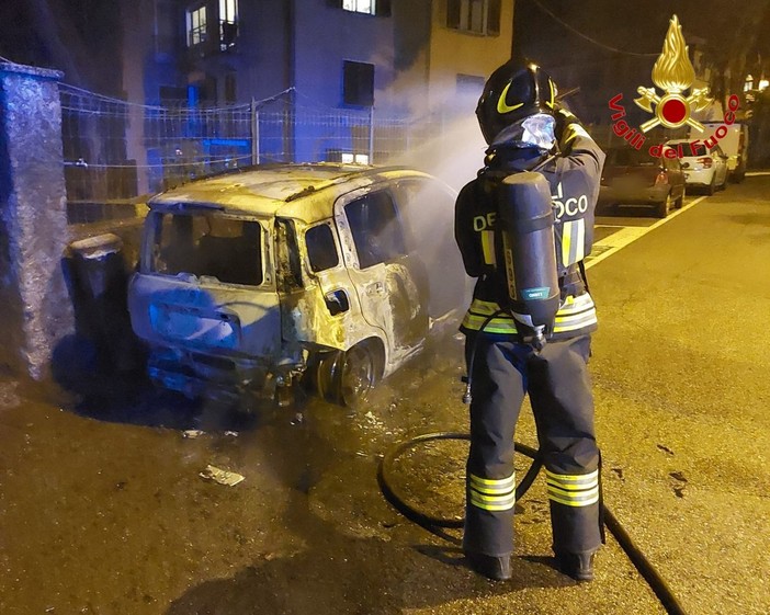 FOTO. Auto in fiamme a Maccagno, incendio spento dai vigili del fuoco