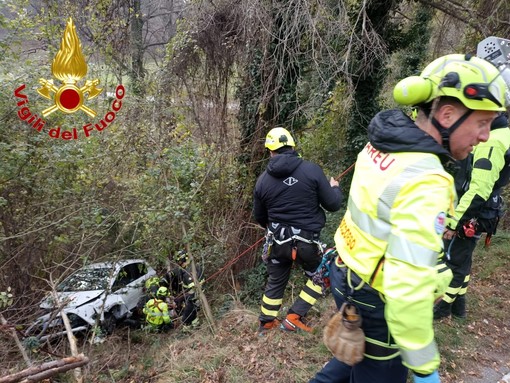 FOTO. Auto vola nella scarpata lungo la strada per il Sacro Monte: automobilista ferita