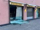 Paura a Casbeno: auto sfonda la vetrata della pasticceria