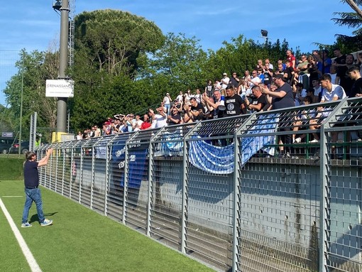 Dove eravamo rimasti? Il patron Claudio Milanese davanti a centinaia di tifosi dopo la finale di coppa persa a Firenze: «Ci riproveremo». Iniziando da domenica prossima a Seregno...