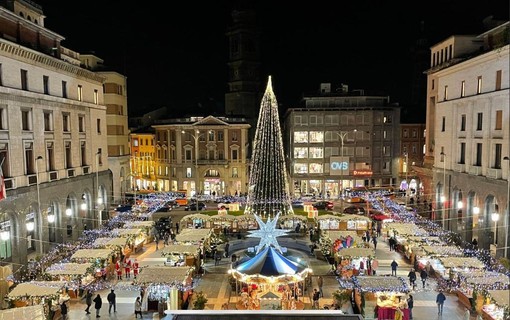 Incredibile Varese: siamo ancora in estate, ma ci sono già alberi e luci di Natale