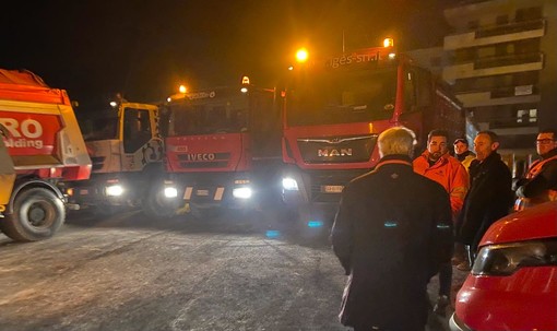 Alcuni dei camion che hanno saggiato la tenuta del nuovo ponte di largo Flaiano