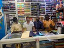 Carlo Bino in un negozio di Bamako, in Mali, insieme all'amico e cliente Youssouf