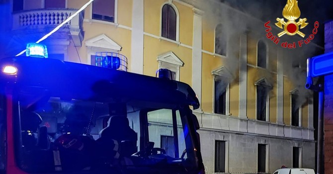 Non ce l'ha fatta l'uomo rimasto intossicato dal fumo dopo l'incendio in casa: è morto in ospedale