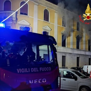 Non ce l'ha fatta l'uomo rimasto intossicato dal fumo dopo l'incendio in casa: è morto in ospedale