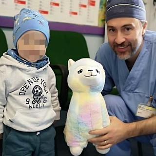 La “vittoria” di Matias (e di mamma e papà): da Bucarest a Varese per un delicatissimo intervento di chirurgia pediatrica