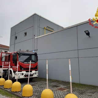 Principio di incendio nei locali di servizio di un supermercato. Vigili del fuoco in azione a Busto