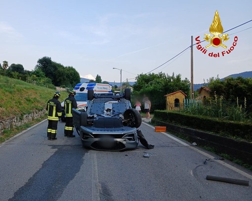 Auto si ribalta sulla Provinciale a Cunardo, paura per tre ventenni