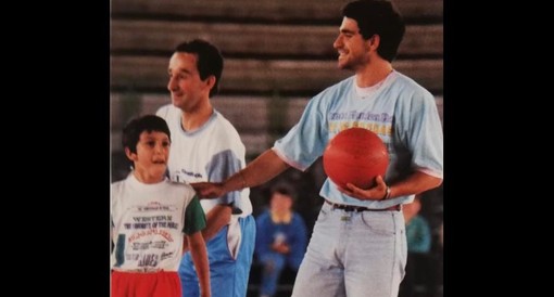 Nella foto di copertina un giovane Bruno Arena, nelle vesti di istruttore di minibasket, vicino a un altrettanto giovane Max Ferraiuolo, all'epoca giocatore della Divarese Varese