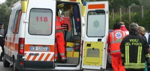 Varese, scontro tra un'auto e una moto sul lungolago. Una persona ferita