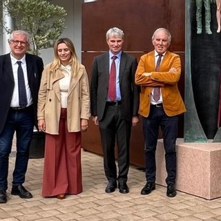 Una scultura nel piazzale davanti all'ospedale con il Circolo della Bontà: «Un dono che dedichiamo a pazienti e sanitari»