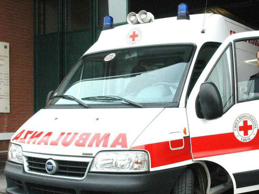 Auto e moto si scontrano lungo la Provinciale. Paura per un ragazzo di 24 anni a Cocquio Trevisago