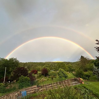 L'arcobaleno spunta a stento tra le nuvole in provincia di Varese