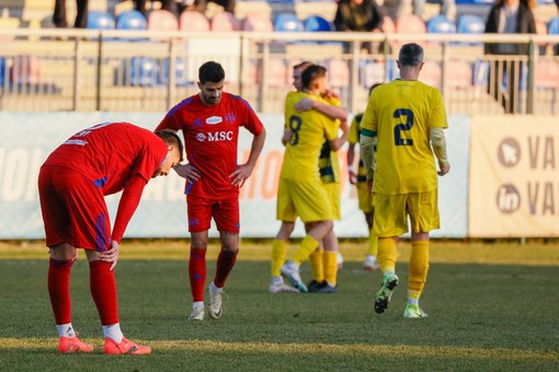 Gambe piegate e teste basse a fine gara per gli uomini di Spilli (foto Scaringi - Varesina Calcio)