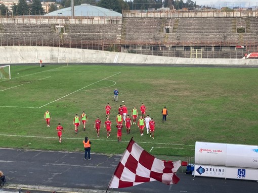 La squadra dalla curva dopo la partita: finisce tra gli applausi