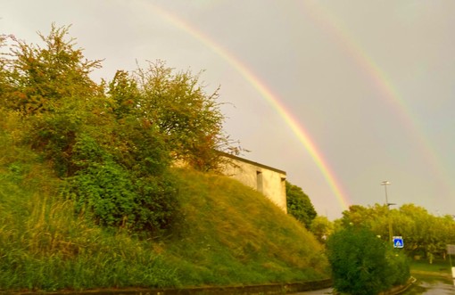 A Varese acquazzoni improvvisi, temperatura giù di 10 gradi e... arcobaleni