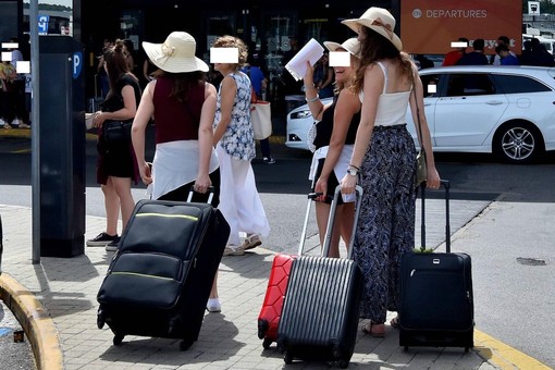 Aeroporti, torna limite 100 ml per bagagli a mano: critiche sui social per la retromarcia Ue