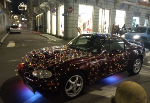 FOTO. Un'auto addobbata con le luminarie. Curiosità oggi pomeriggio in centro a Varese