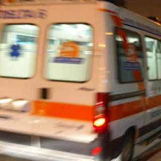 Auto si ribalta sulla Provinciale tra Clivio e Cantello: ventiseienne in ospedale