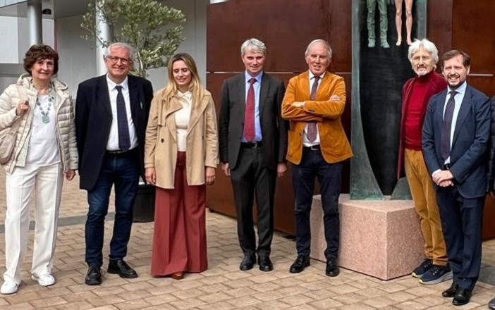 Una scultura nel piazzale davanti all'ospedale con il Circolo della Bontà: «Un dono che dedichiamo a pazienti e sanitari»