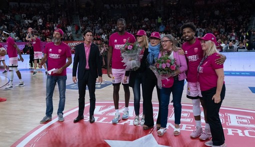 Gabe Brown e Vinnie Shahid con le volontarie dell'associazione CAOS (foto Fabio Averna)