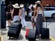 Aeroporti, torna limite 100 ml per bagagli a mano: critiche sui social per la retromarcia Ue