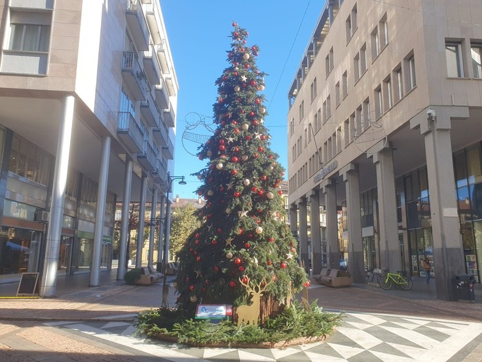 Busto: dopo la magia della neve, quella delle luci. E oggi arriva Babbo Natale