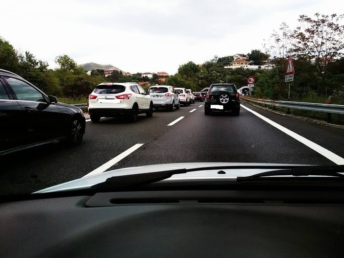 Autostrada dei Fiori, code per traffico intenso tra Pietra Ligure e Savona