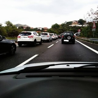 Autostrada dei Fiori, code per traffico intenso tra Pietra Ligure e Savona