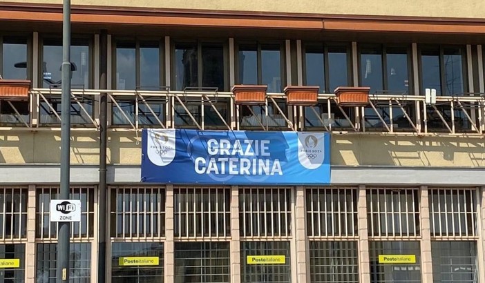 Striscione a celebrare il successo di Caterina in centro Albizzate